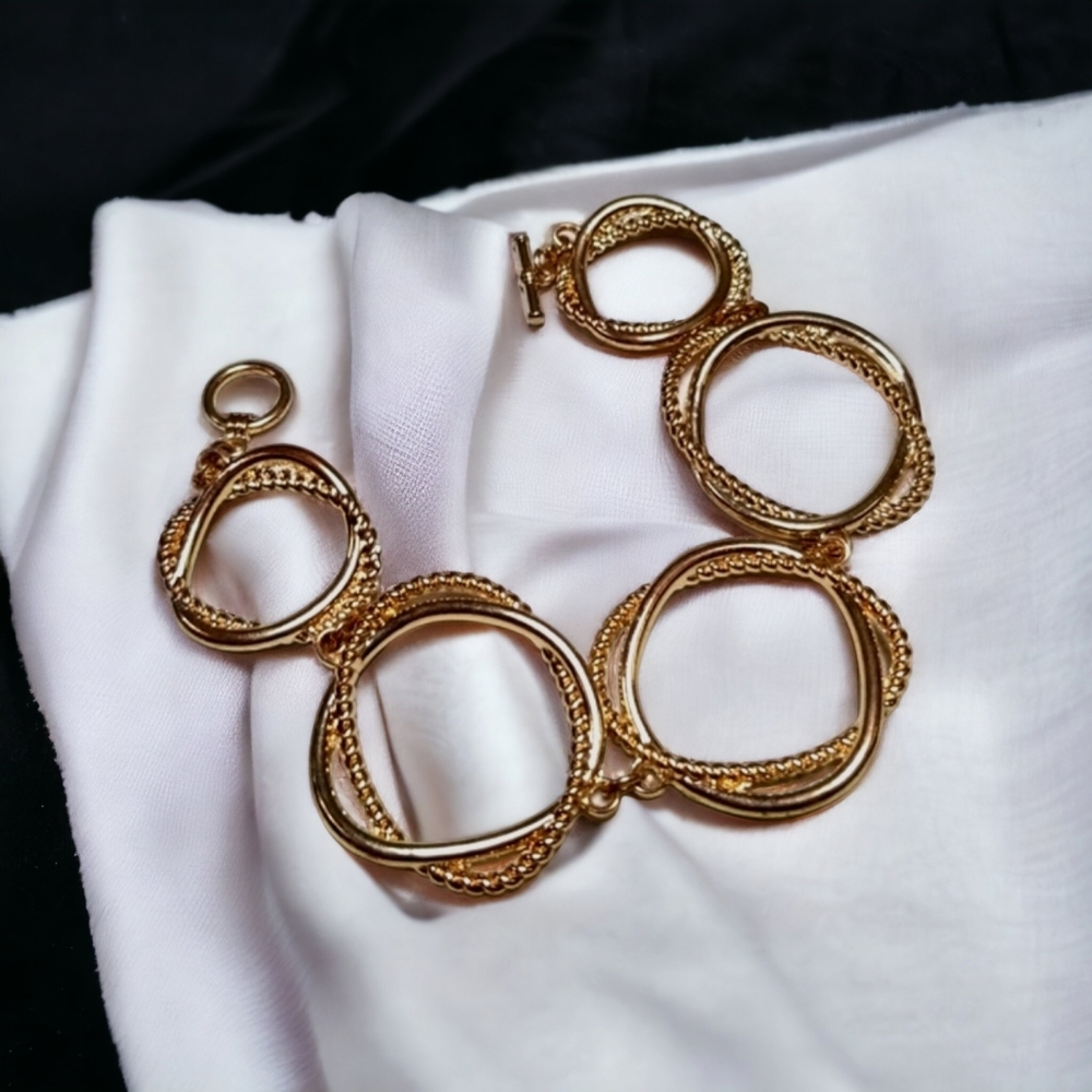 Vintage 1970s Goldtone Intertwined Circles Rope Design Toggle Clasp Bracelet - Picture 2 of 11